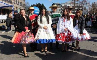 «Pañuelos al Viento»: Actividad dieciochera llenó de música y color la plaza de armas”