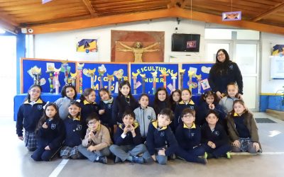 Estudiantes del  Segundo Año Básico B, Recrean la Escultura “Mujer y Pájaro” de Joan Miró